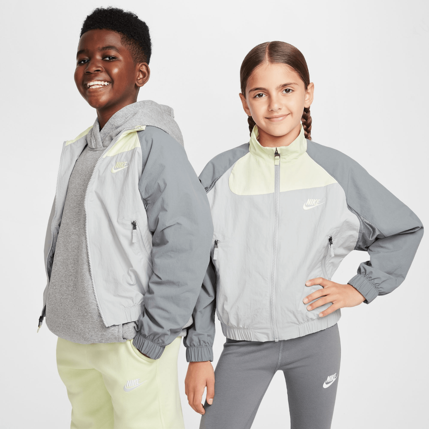 CHAQUETA NIKE K NSW AMPLIFY WOVEN FZ JOVEN a $27.990